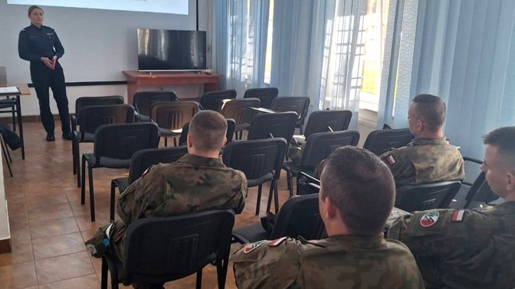 Malbork. Policjantki szkoliły żołnierzy 224. Kompanii Radiotechnicznej…