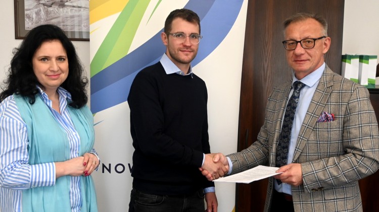 Powiat nowodworski. Wkrótce remont drogi powiatowej w Kępkach – podpisano stosowną umowę.