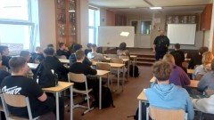 Powiat sztumski. Policjanci rozmawiali z maturzystami o swojej pracy.