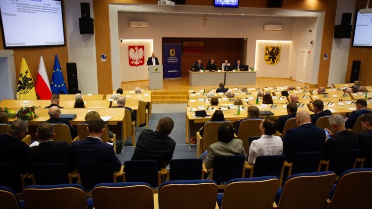Ślubowanie radnych i wybór prezydium. I sesja Sejmiku Województwa Pomorskiego. Zobacz wideo