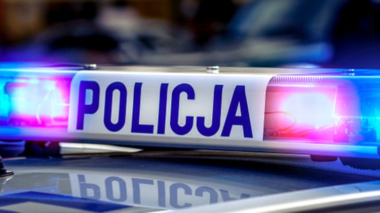 Sztum. Nie zaciągnęła hamulca ręcznego – samochód stoczył się i uderzył w drugi pojazd.