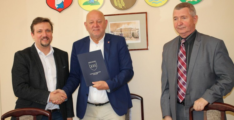 Powiat sztumski. Wkrótce kolejne remonty dróg – umowa podpisana.