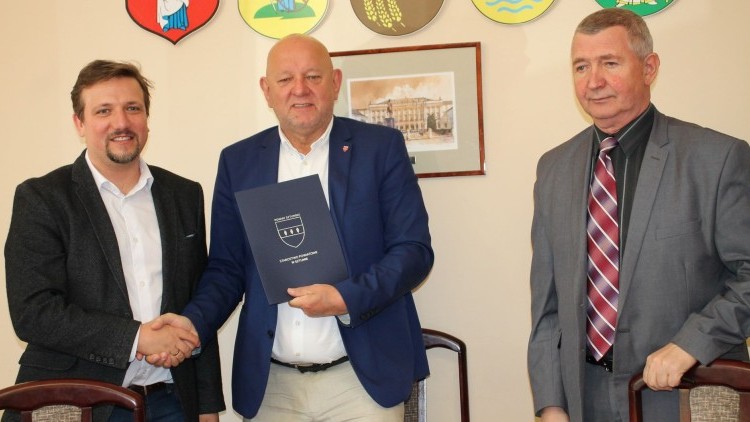 Powiat sztumski. Wkrótce kolejne remonty dróg – umowa podpisana.