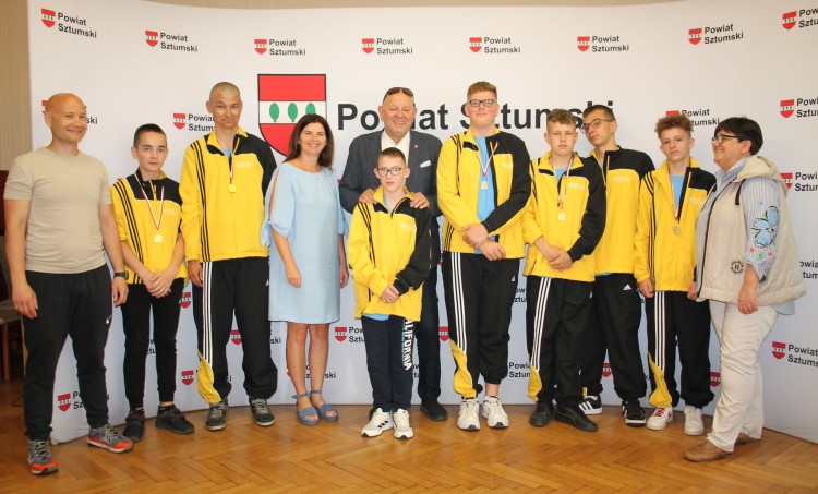 Sztum. Złoci medaliści Pomorskiego Turnieju Piłki Nożnej Olimpiad Specjalnych z wizytą u Starosty.