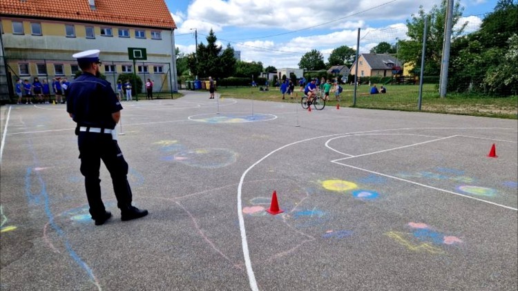 Powiat sztumski. Policjanci egzaminowali uczniów na kartę rowerową.