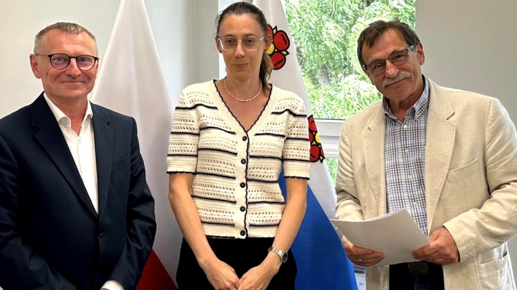 Nowy Dwór Gdański. Przy Szkole Podstawowej nr 2 powstanie boisko wielofunkcyjne – podpisano stosowną umowę.