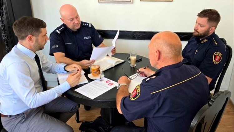 Sztum. Wspólne patrole policjantów i strażników miejskich w okresie wakacyjnym.