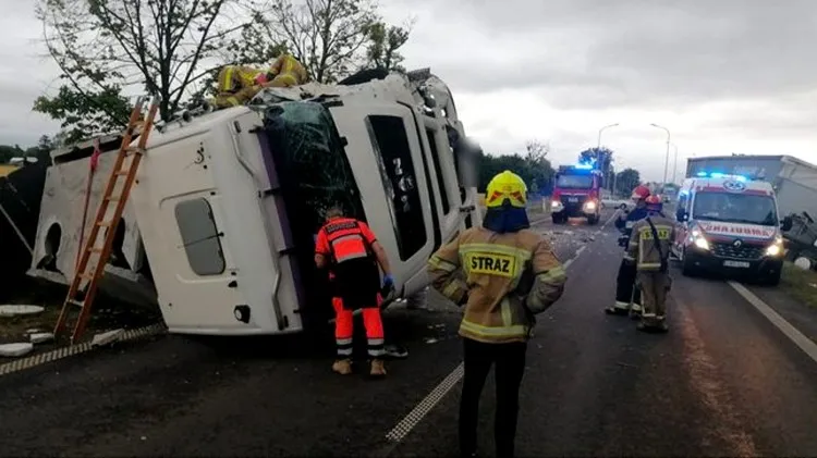 DK22. Kolizja dwóch pojazdów ciężarowych – policja ukarała sprawcę.