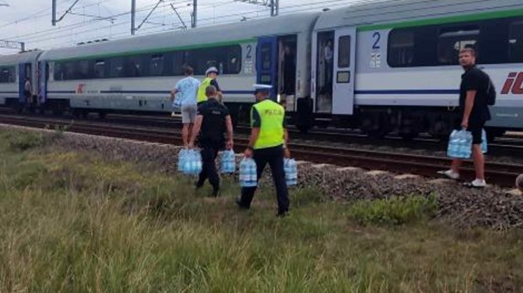Powiat sztumski. Policjanci pomogli pasażerom pociągu, który utknął w szczerym polu.