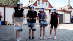 Powiat sztumski. Bezpieczne wakacje – spotkanie policjanta z dziećmi.