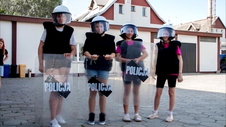 Powiat sztumski. Bezpieczne wakacje – spotkanie policjanta z dziećmi.