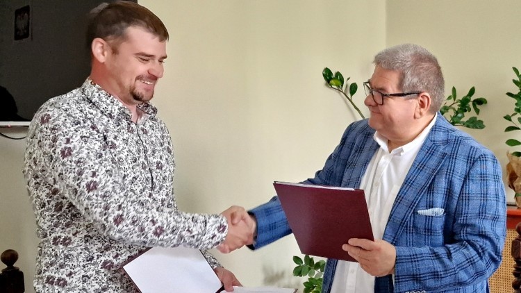 Powiat malborski. Wkrótce przebudowa drogi w Ząbrowie – podpisano stosowną umowę.