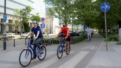 Bezpieczeństwo rowerzysty na drodze – policjanci przypominają o zasadach.
