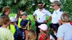 Powiat nowodworski. Bezpieczny wakacyjny wypoczynek – spotkanie policjantów z dziećmi.