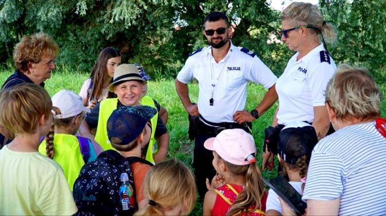 Powiat nowodworski. Bezpieczny wakacyjny wypoczynek – spotkanie policjantów z dziećmi.