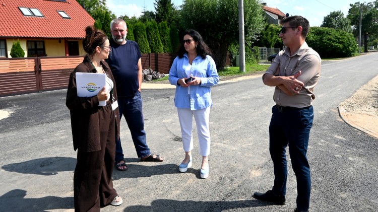 Powiat nowodworski. Wyremontowana droga w Kępkach po końcowym odbiorze.