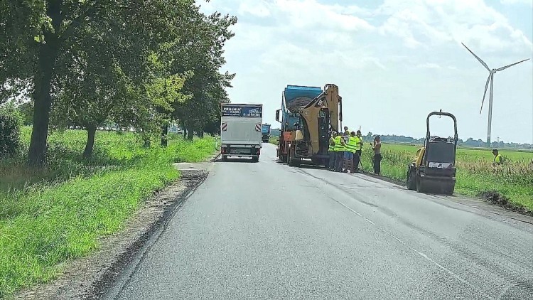 Kolejne utrudnienia w drodze nad morze – trwa modernizacja DW502 między Tujskiem a Żelichowem. Wideo