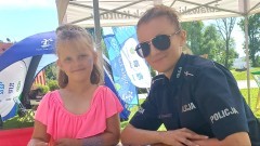Nowy Dwór Gdański. Bezpieczny wypoczynek nad wodą – spotkanie policjantów z dziećmi podczas festynu.
