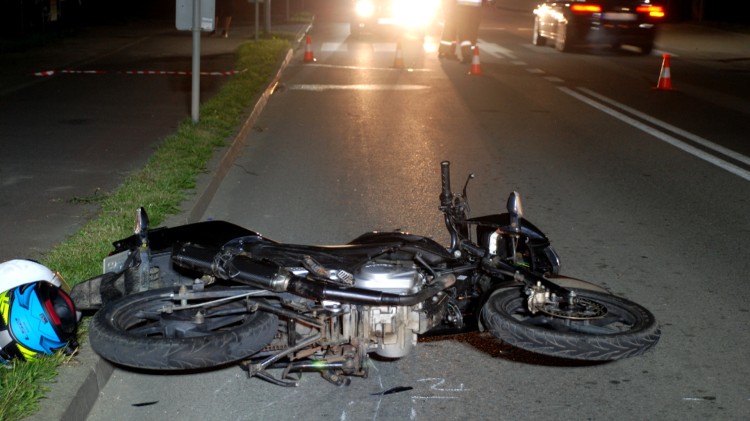 Nowy Dwór Gdański. Motocyklista i jego pasażerka w szpitalu po zderzeniu z osobówką.