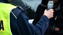Powiat nowodworski. Jeden uciekał przed policjantami, drugi zasnął w samochodzie – mieszkańcy Warszawy mieli prawie 2 promile alkoholu w organizmie.