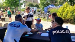 Sztutowo. Dzień pozytywnie zakręconych – policjanci promowali bezpieczeństwo nad wodą.