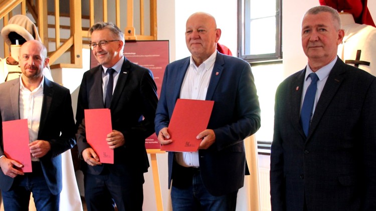 Powiat sztumski. Zamek za 1 zł dla uczniów szkół ponadpodstawowych – podpisano stosowną umowę.