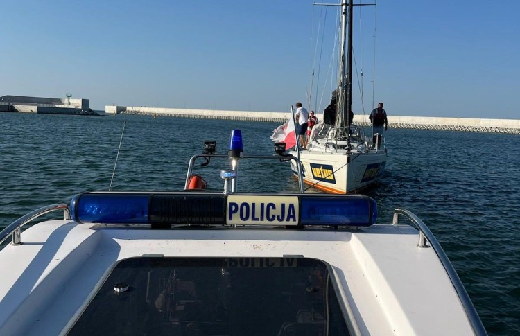 Mierzeja Wiślana. Miał awarię silnika w łodzi – pomogli policjanci.