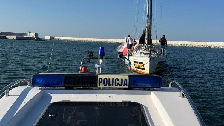 Mierzeja Wiślana. Miał awarię silnika w łodzi – pomogli policjanci.