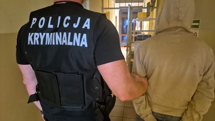 Nowy Dwór Gdański. Obrzucił samochód kamieniami i uciekł – chuliganowi grozi do 5. lat więzienia.