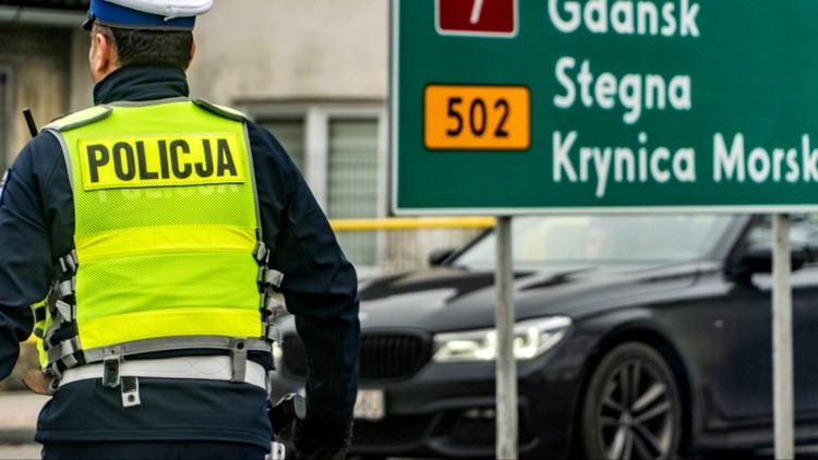 Pijani kierowcy na drogach powiatu nowodworskiego – jeden wjechał do przydrożnego rowu.