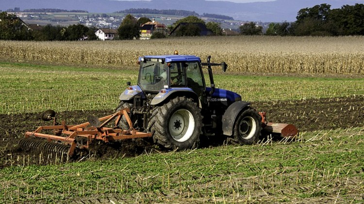 Powiat sztumski. Jechał ciągnikiem z podmienionymi tablicami rejestracyjnymi.