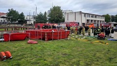 Malbork. Warsztaty z przetłaczania i przepompowywania wody podczas pożaru lasu - ćwiczenia strażaków. Zdjęcia
