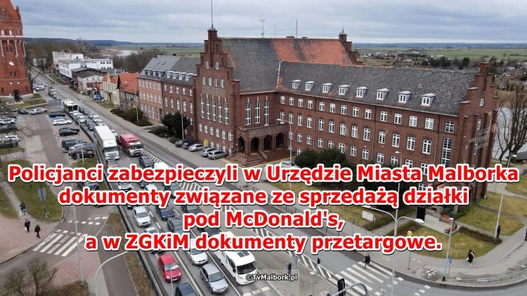 Policjanci zabezpieczyli w Urzędzie Miasta Malborka dokumenty związane ze sprzedażą działki pod McDonald's, a w ZGKiM dokumenty przetargowe.