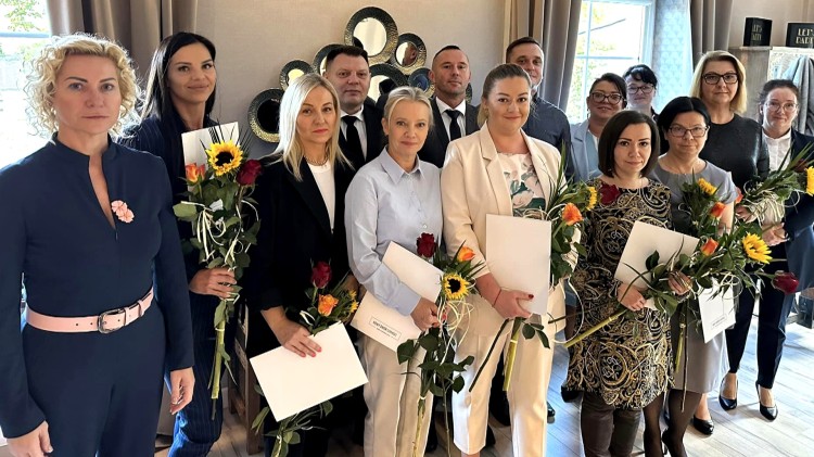 Nowy Dwór Gdański. Listy gratulacyjne i nagrody dla nauczycieli z okazji Dnia Edukacji Narodowej.