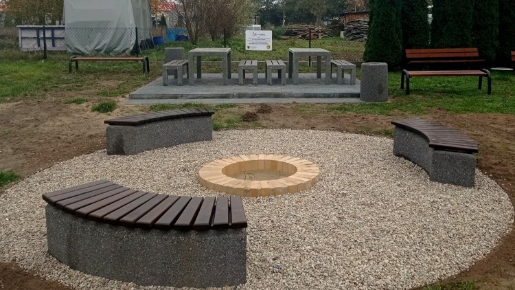 Gmina Stare Pole. Powstał nowy plac rekreacyjno – integracyjny w Ząbrowie.