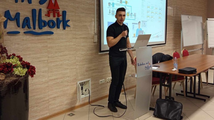 Malbork. Praca w branży IT – spotkanie uczniów Technikum nr 3 z programistą.