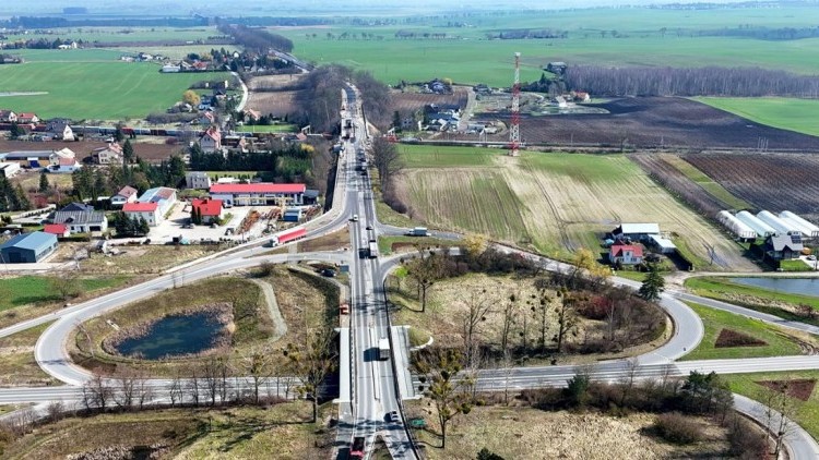 DK 22. Na finiszu prac między Czarlinem i Knybawą.