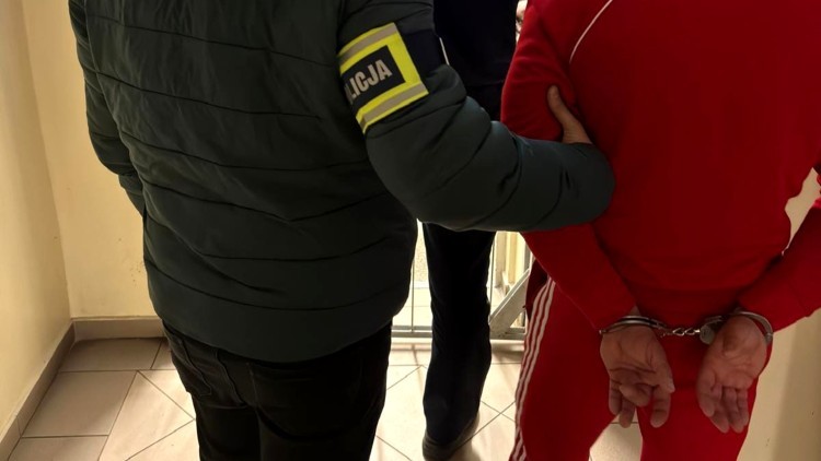 Nowy Dwór Gdański. Policjanci zabezpieczyli 5 kg marihuany i 295 tabletek ekstazy – trzy osoby w areszcie.