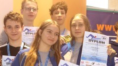 MAL WOPR. Sukces malborskich pływaków na zawodach w Mławie - 17 medali i 3 puchary dla najlepszych zawodników.