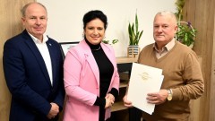 Powiat nowodworski. Wkrótce ruszy budowa chodnika w Tujsku – podpisano stosowną umowę.