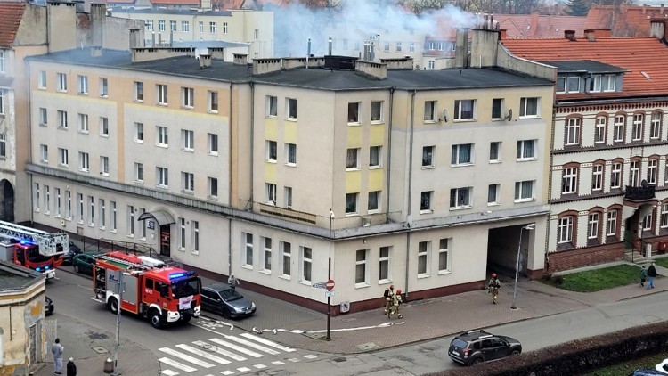 Pożar sadzy w kominie – interwencja strażaków na ul. Sienkiewicza w Malborku. Wideo i zdjęcia