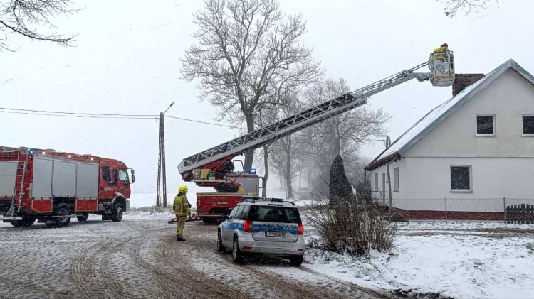 Pożar sadzy w kominie i osobówki, wypadek i pomoc PRM – tygodniowy…
