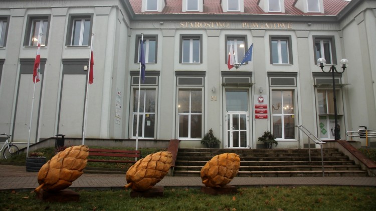 Trzy szyszki – nowa rzeźba przed budynkiem Starostwa Powiatowego w Sztumie.