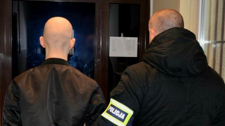 Nowy Dwór Gdański. 15-latek w rękach policji – na elewacji budynku namalował treści o tematyce faszystowskiej.