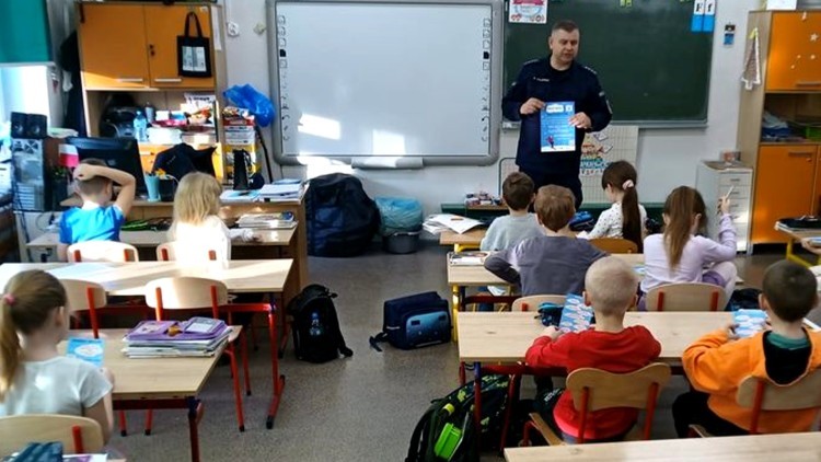Kręci mnie bezpieczeństwo – spotkania policjantów z dziećmi przed feriami zimowymi.