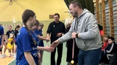 Mistrzostwa Powiatu Nowodworskiego w Piłce Ręcznej – najlepsze drużyny z Marzęcina.