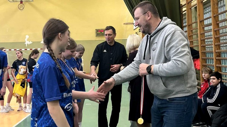 Mistrzostwa Powiatu Nowodworskiego w Piłce Ręcznej – najlepsze drużyny z Marzęcina.