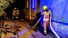 Pożar stropu – wieczorna akcja strażaków w Nowym Stawie.