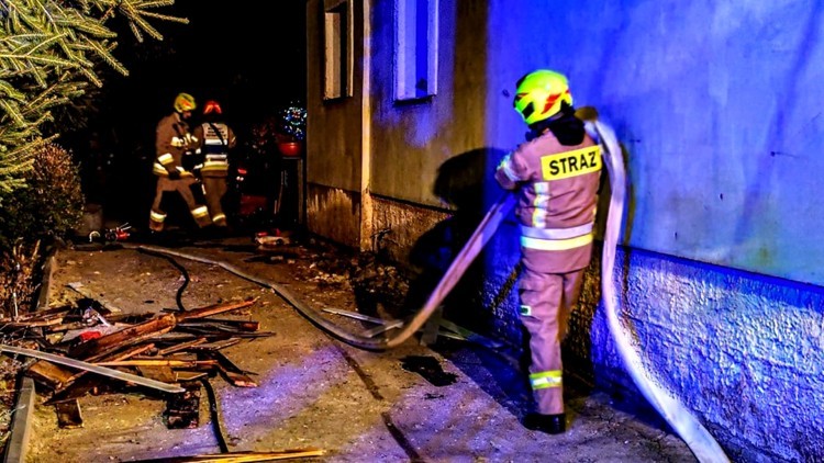 Pożar stropu – wieczorna akcja strażaków w Nowym Stawie.