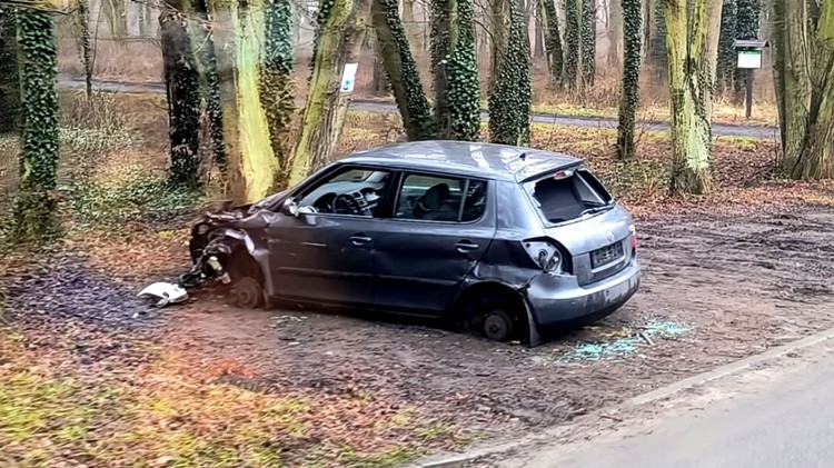 Kiedy zniknie porzucony wrak osobówki na ulicy Sportowej w Malborku?…